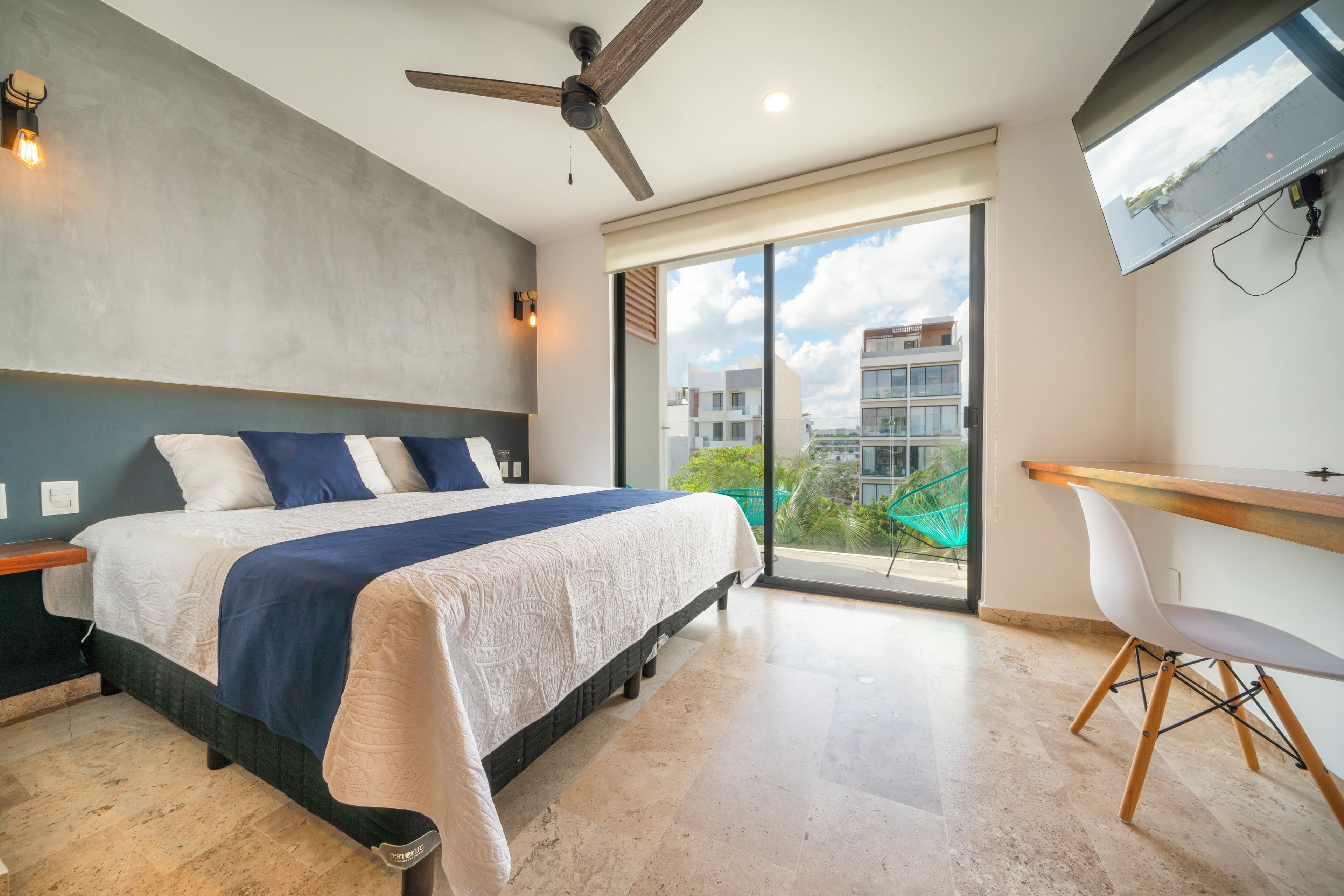 Condo tiện nghi đơn giản, quang cảnh thành phố | 1 phòng ngủ, két bảo mật tại phòng 