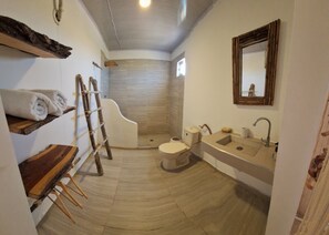 Suite Deluxe, balcón, vistas a la playa | Baño | Ducha, toallas, jabón y papel higiénico