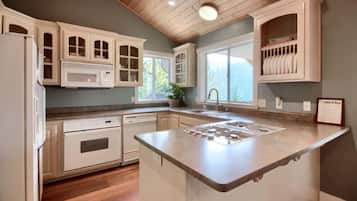 Jääkaappi, mikroaaltouuni, uuni, liesi