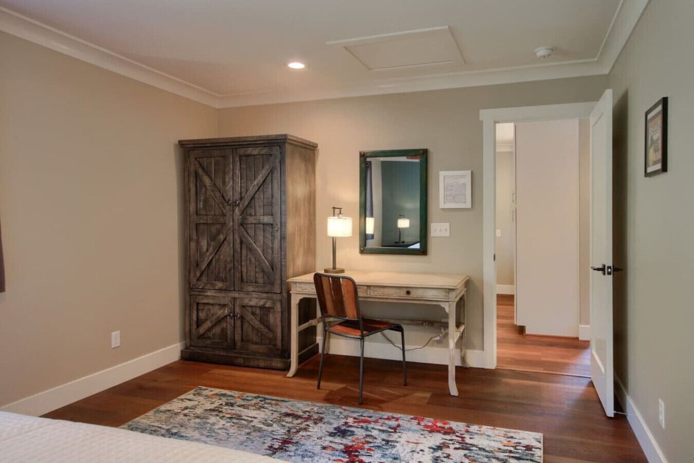 3 bedrooms, desk, iron/ironing board, travel crib