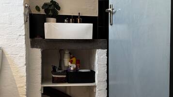 Doccia, asciugacapelli, bidet, asciugamani