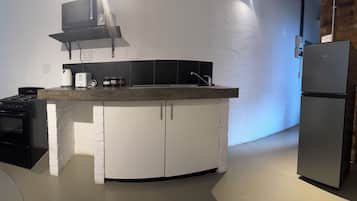 Een microgolfoven, een oven, een kookplaat