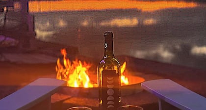 Romantic, Updated 1940's Cabin/ Pet Friendly | Waterfront | Fire Pit | Kayaks