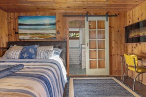 1 bedroom, desk, iron/ironing board, WiFi