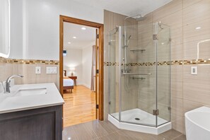 Shower, hair dryer, towels - 6BR Luxury Coastal Estate near San Francisco (pacifica)