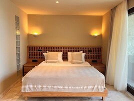 Habitación Confort doble, vistas a la piscina | Minibar (con algunos artículos gratuitos), caja fuerte, wifi gratis