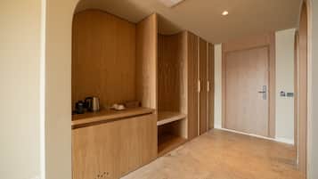 Artículos del minibar gratis y caja de seguridad en la habitación