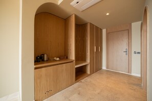 Habitación doble estándar, balcón, vista al mar | Artículos del minibar gratis y caja de seguridad en la habitación 