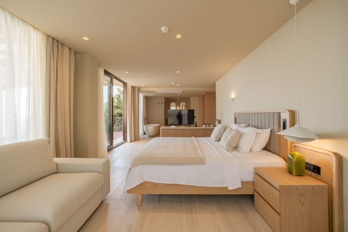 Signature Suite, Sea View | Minibar (some free items), in-room safe, WiFi (free)