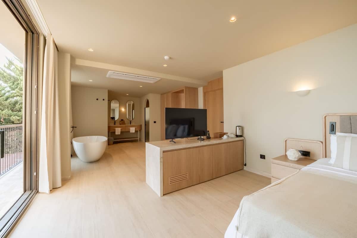 Signature Suite, Sea View | Minibar (some free items), in-room safe, desk, WiFi (free)