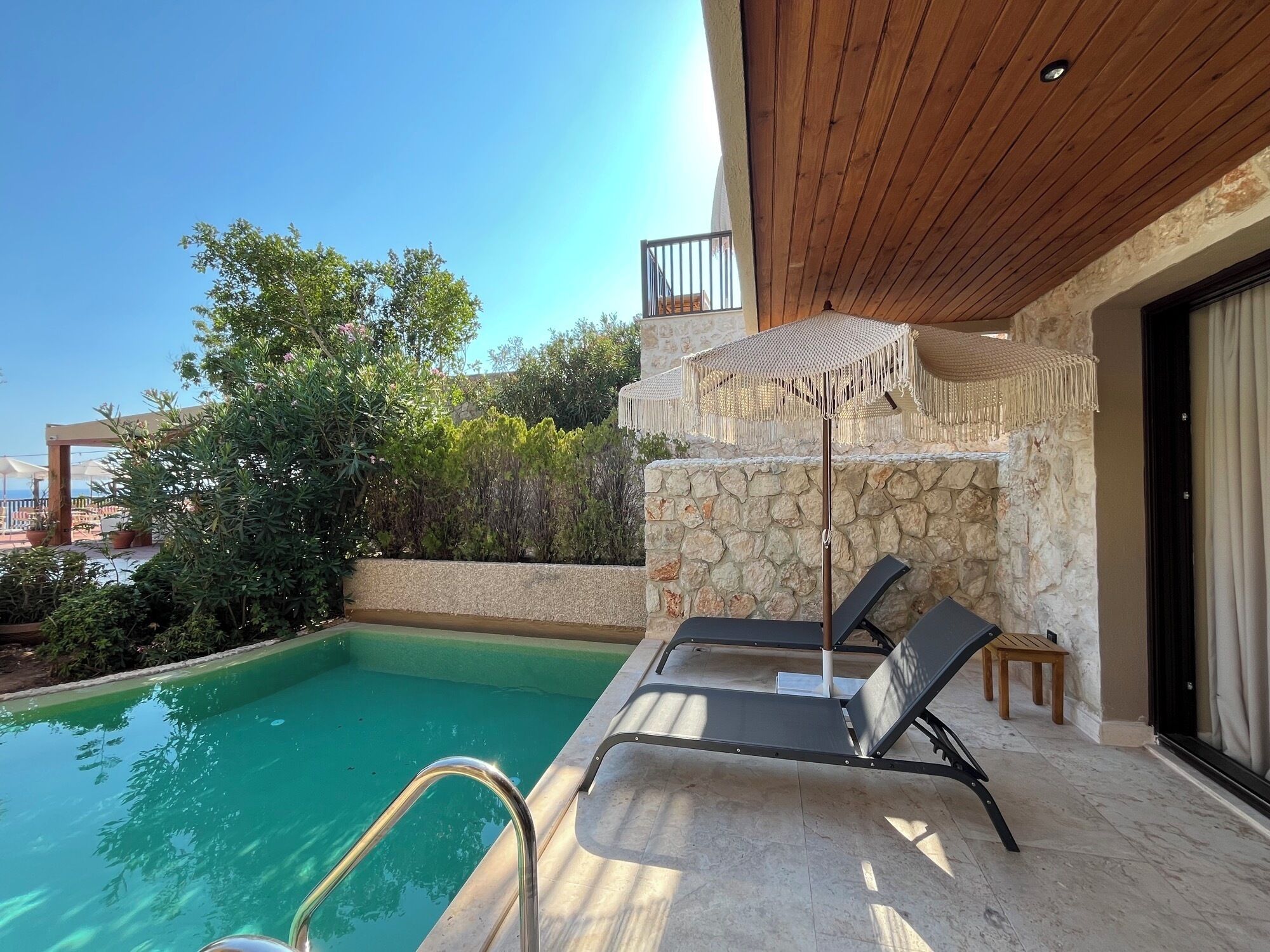 Quarto casal conforto, vista para a piscina | Vista da sacada