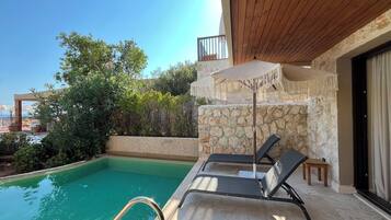 Quarto casal conforto, vista para a piscina | Vista da sacada