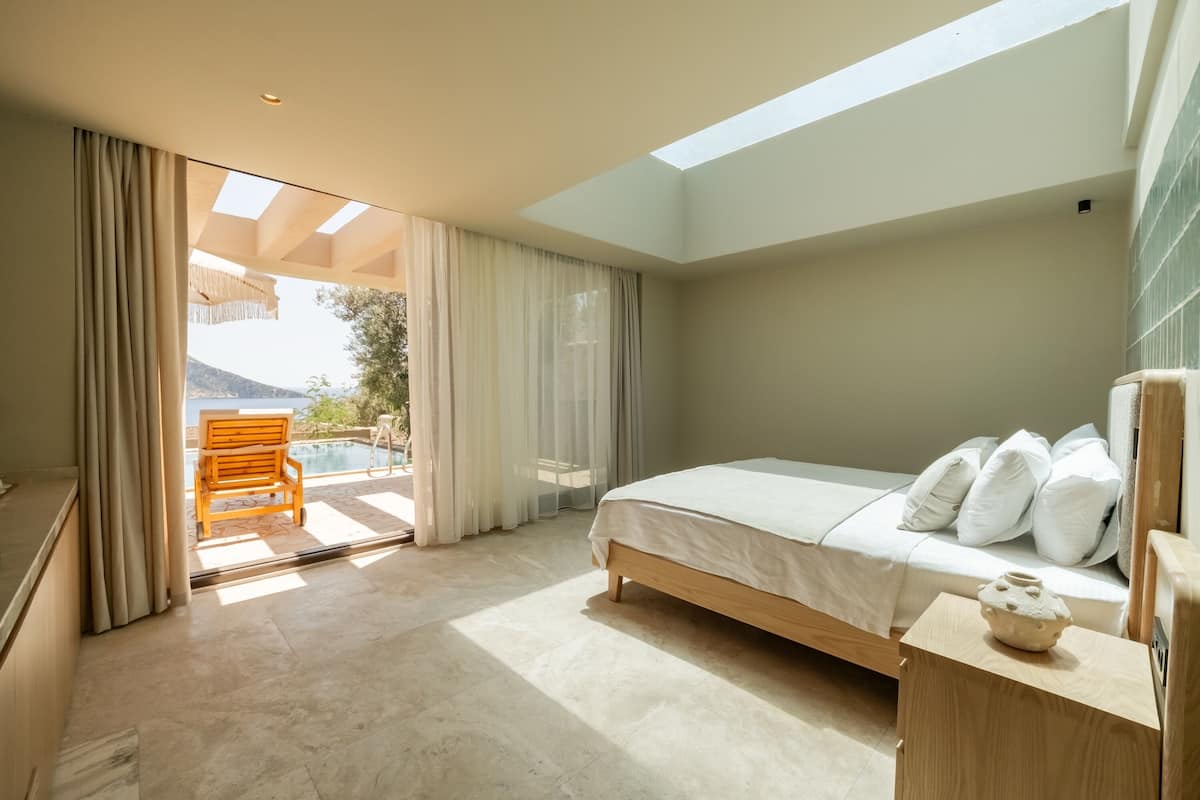 Deluxe Suite, Sea View | Minibar (some free items), in-room safe, desk, WiFi (free)