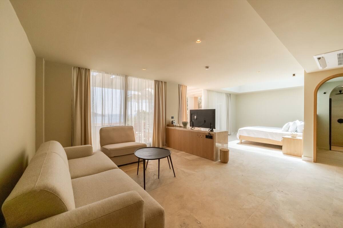 Deluxe Suite, Sea View | Minibar (some free items), in-room safe, WiFi (free)