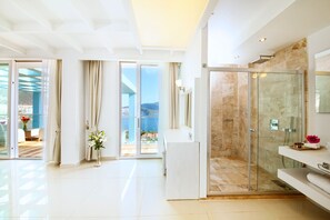 Phòng Suite có thiết kế đặc trưng, quang cảnh biển | Phòng tắm | Buồng tắm vòi sen, máy sấy tóc, dép đi trong nhà, khăn tắm 