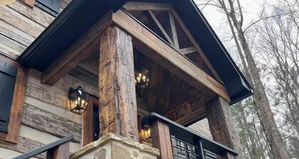 Antique log cabin with waterfall and 360 degree views of beauty!