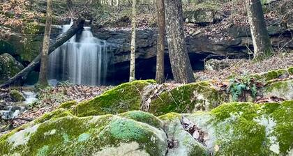 Antique log cabin with waterfall and 360 degree views of beauty!
