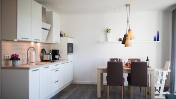 Køleskab, mikrobølgeovn, opvaskemaskine, kaffe-/temaskine