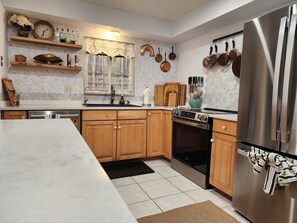 Fridge, microwave, oven, stovetop - Dori's Oasis: 3-bedroom house in Cocoa with WiFi, AC & Pool (Cocoa)