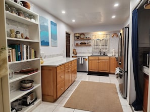 Fridge, microwave, oven, stovetop - Dori's Oasis: 3-bedroom house in Cocoa with WiFi, AC & Pool (Cocoa)