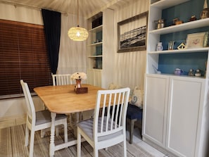 Dining - Dori's Oasis: 3-bedroom house in Cocoa with WiFi, AC & Pool (Cocoa)