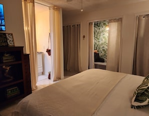 3 bedrooms, iron/ironing board, travel cot, WiFi - Dori's Oasis: 3-bedroom house in Cocoa with WiFi, AC & Pool (Cocoa)