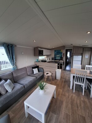 Smart-TV, Kamin, Videospiele, Stereoanlage