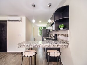 Kjøleskap, mikrobølgeovn, ovn og kokeplater