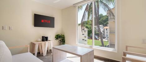 2 عدّة غرف نوم وخزنة داخل الغرفة وواي فاي وملاءات أسرّة