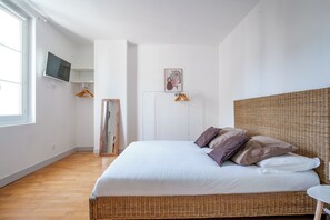 4 bedrooms, desk, iron/ironing board, travel crib