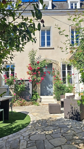 House with AC and garden Tours centre 8 people 4 bedrooms