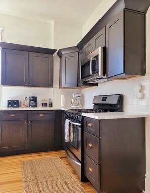 Een koelkast, een magnetron, een oven, een kookplaat