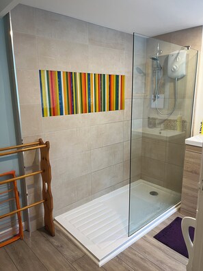 Een douche, een haardroger, een bidet, handdoeken