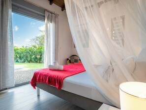 2 bedrooms, travel cot, WiFi, bed sheets - Villa Alysea, charming villa with a tropical garden and pool for 4 guests (Saint-François)