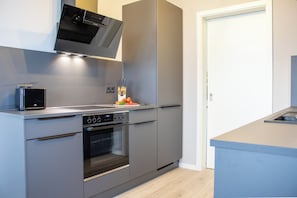 Frigorífico, horno, placa de cocina y lavavajillas