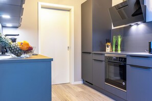 Fridge, oven, stovetop, dishwasher