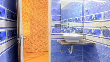 Gemeinsamer Deluxe-Schlafsaal, Gemischter Schlafsaal | Badezimmer | Dusche, kostenlose Toilettenartikel, Handtücher, Seife