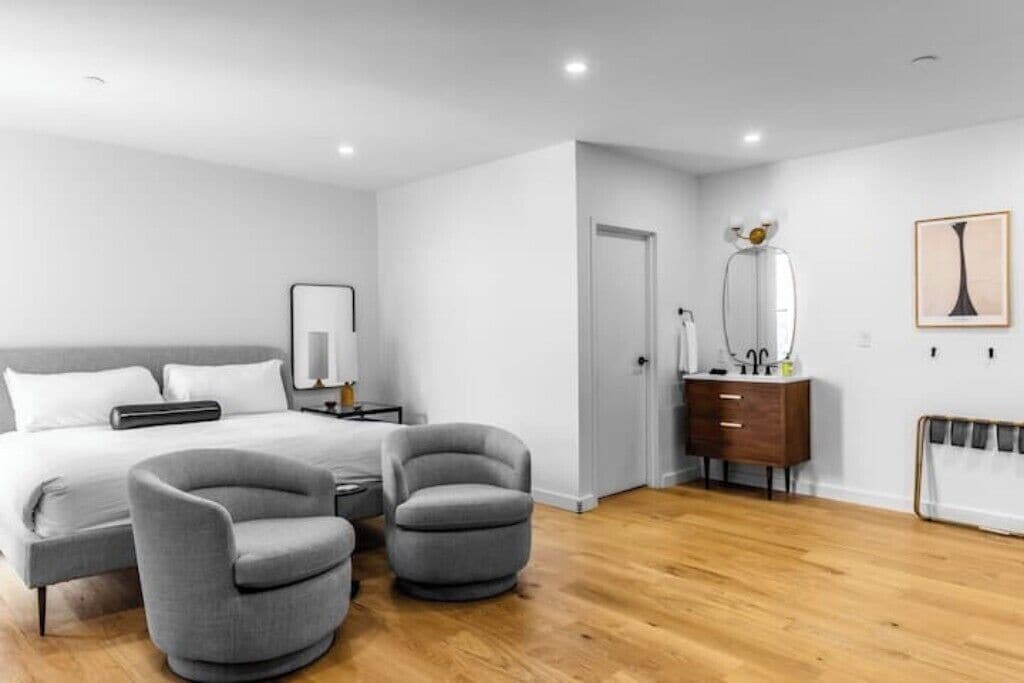 1 多间卧室、办公桌、WiFi、床单