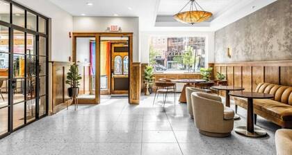 The Phenix DTWN Hotel King Bed 3rd Floor