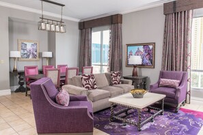 Living area - EXPERIENCE LUXURY & COMFORT in PREMIUM 1BR Suite: The Perfect Retreat in Vegas!! (Las Vegas)