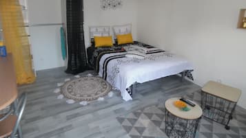 1 bedroom, bed sheets