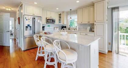 Keen-Wik on the bay, Dock, Balcony