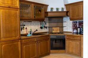 Fridge, coffee/tea maker, highchair