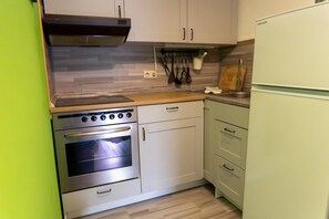 Fridge, coffee/tea maker, highchair