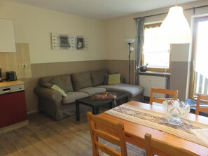 Living area - Reiterhof Finkenmühle apartment Romano with balcony (Weißenstadt)