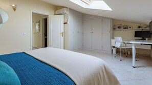 3 habitaciones, escritorio y tabla de planchar con plancha