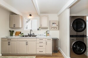 Frigorífico, microondas, horno y placa de cocina