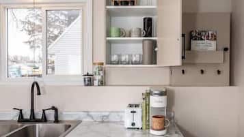 Frigorífic, microones, forn i placa de cuina