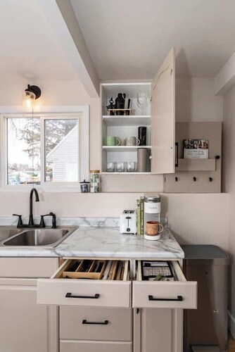 Modern 3BR Getaway-Stylish, Ames