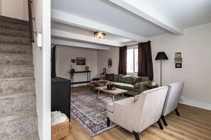 Televisión y oficina 